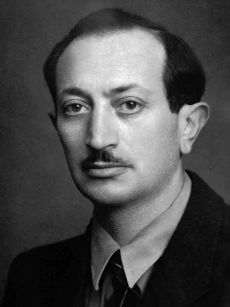 Před druhou světovou válkou se Wiesenthal živil jako architekt. Inženýrský titul získal v Česku.