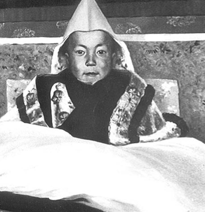 Tenhle malý chlapeček je vtělením třináctého dalajlámy a čeká ho trnitá, ale krásná cesta vůdce Tibeťanů. 