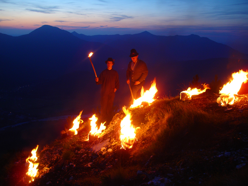 Červen v tyrolských Alpách patří ohni. Hory jsou každoročně "v plamenech" už více než dvě století. V roce 1796 se zdejší země zaslíbila srdci Ježíšovu a tato přísaha, nebo alespoň její alegorie, je tu živá dodnes.