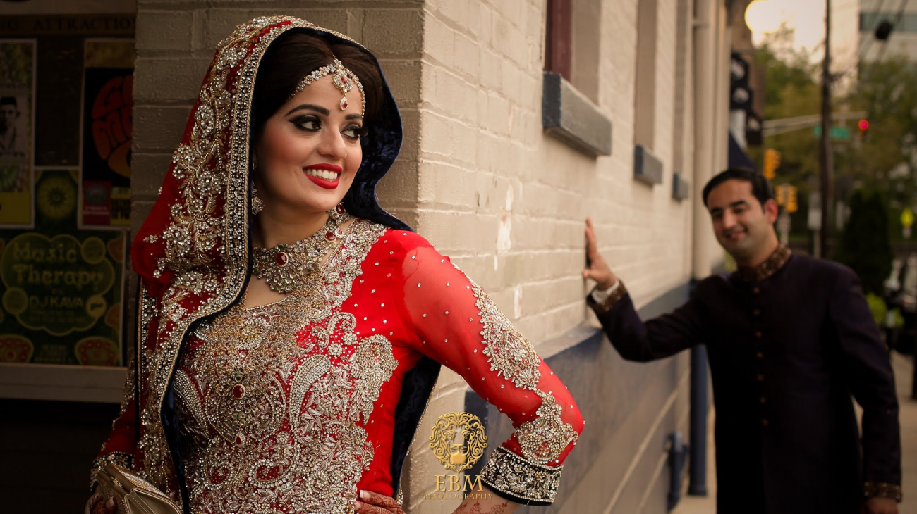 Pákistánská svatba je celkem drahý špás. Pokud na ní nemáte, nezbývá vám než sušit (nejen) hubu.