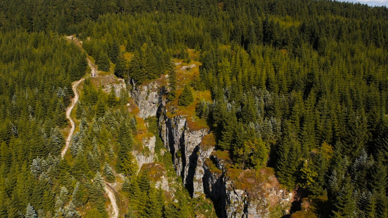 I když je léto, dole na tričko a kraťasy doopravdy není - už jen z toho pohled vás trochu mrazí