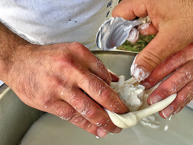 Burrata – mozzarella plněná smetanou.