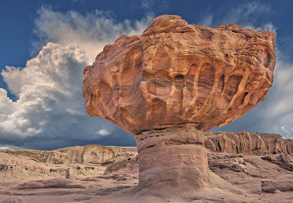 Kamenná erodovaná „houba“  je symbolem Národního parku Timna nedaleko Eilatu. Strhující krajina, starověké doly na měď a barevné skalní sloupy. Musíte vidět!