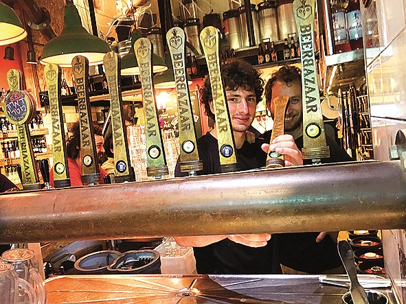 Vynikající malý pivovar Beer Bazaar najdete uvnitř jeruzalémského tržiště Mahane Yehuda.