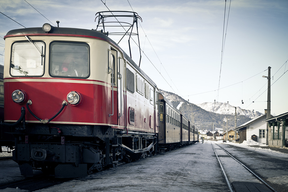 Dlouhé cesty po železnici nejsou zajímavé pouze neustálými proměnami krajiny a civilizace, ale také tvarů a barev kolejových vozidel. Například tenhle „nostalgický vlak“ jezdí v Rakousku.
