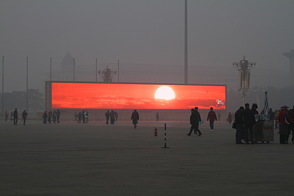 Pekingské umělé slunce bojuje proti pekingskému umělému smogu.