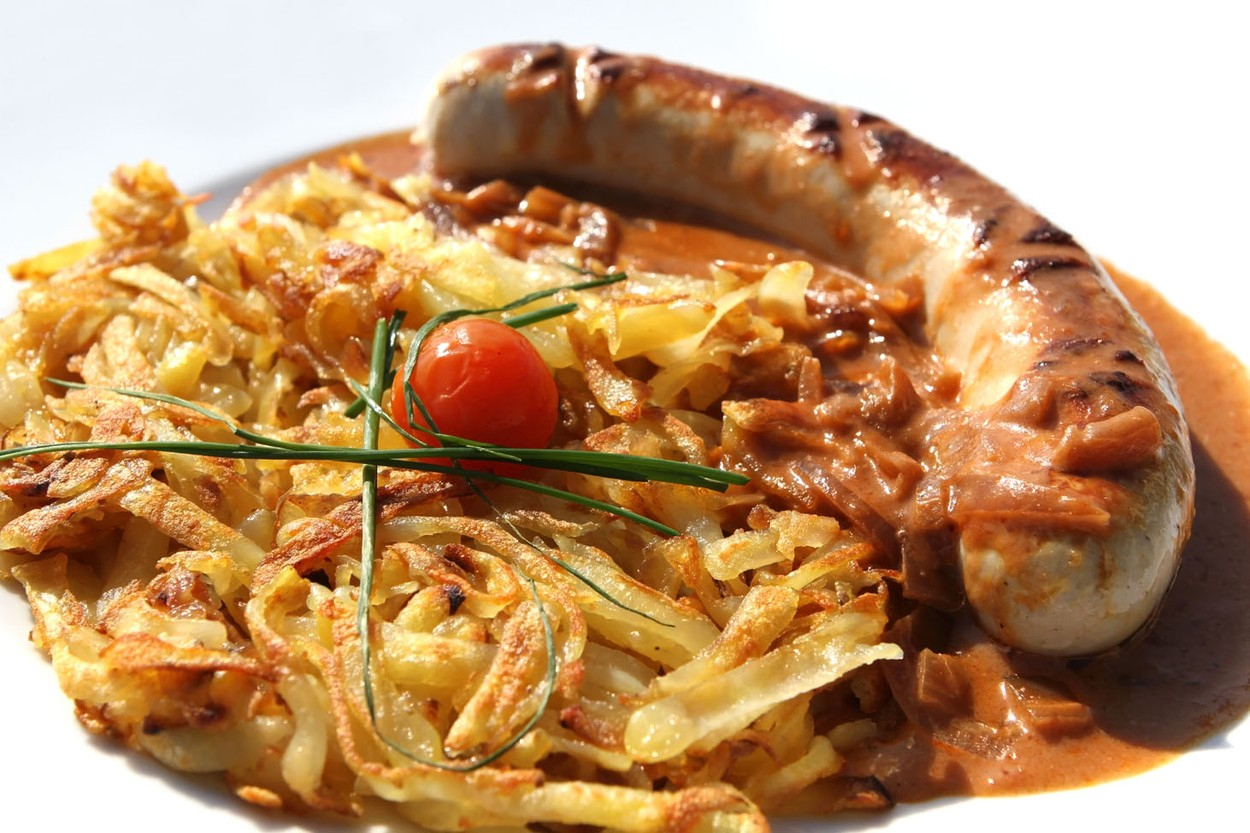 Švýcarský národní pokrm – bramborové rösti s bratwurstem
