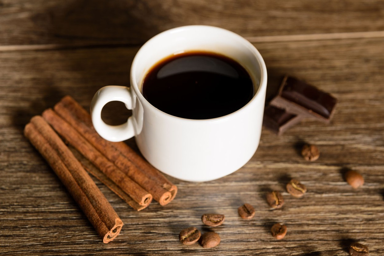 Kávu můžete ochutit i luskem vanilky, hvězdičkou badyánu nebo čokoládou