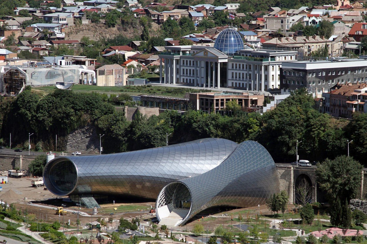 Koncertní a výstavní haly v parku Rhike v Tbilisi podle návrhu slavných italských architektů, manželů Fuksasových. Ve výstavbě jsou od roku 2010, teď probíhají poslední úpravy interiérů.