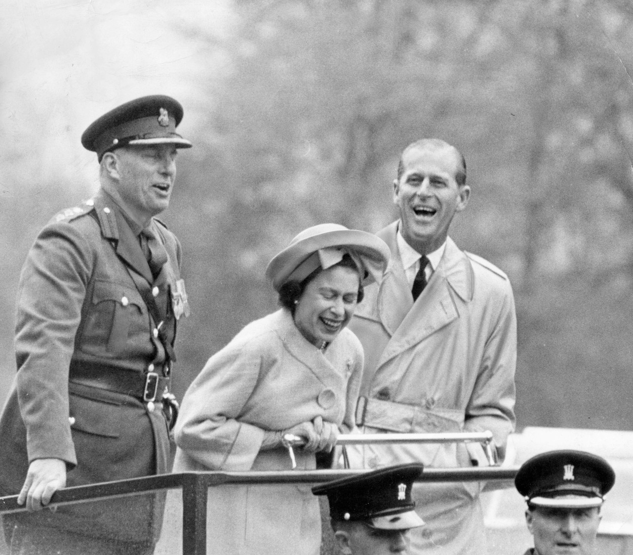 11. května 1963 – mladá královna se svým manželem při ‚zábavné‘ přehlídce rekrutů Velšské brigády na cvičné armádní základně ve Cwrt-y-Gollen neboli Hazel Courtu (neboli Lískovém dvorci)