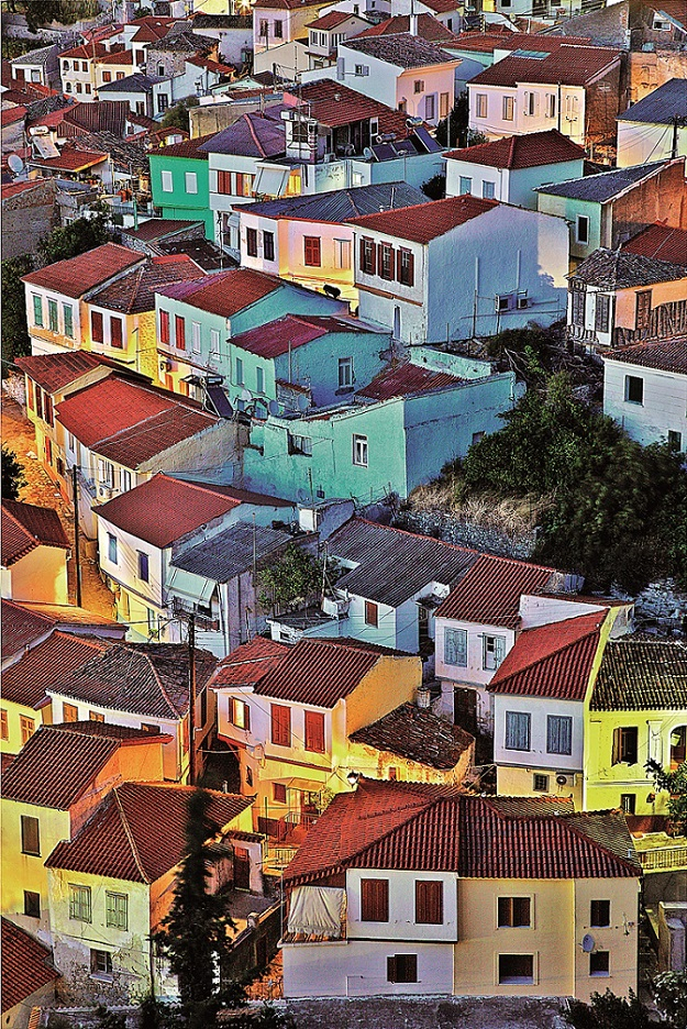 Barevné domky ve městě Samos. 
