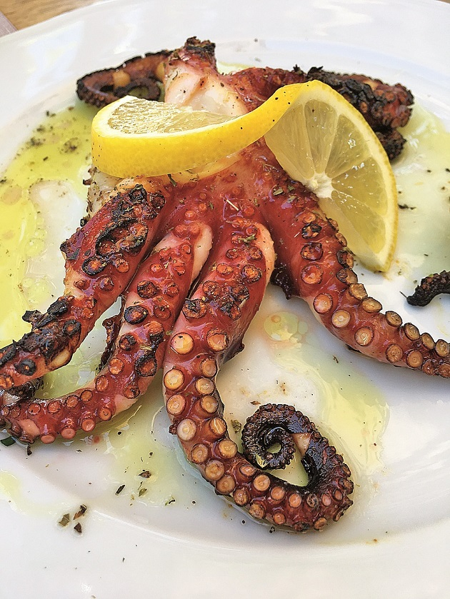 Grilovaná chobotnice, typické jídlo na Samosu.