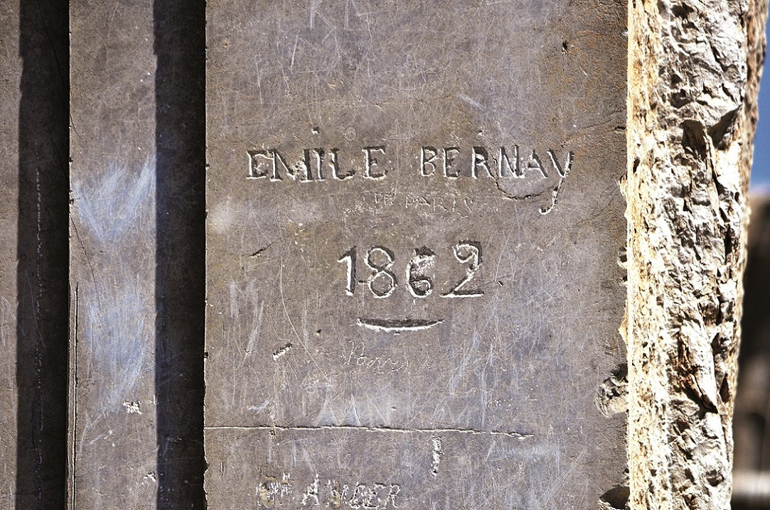 Persepolis: v palácovém komplexu jsou ‚vandalské‘ zásahy Evropanů cestujících a pracujících v Persii. Emile Bernay byl tlumočníkem francouzského vyslanectví v Teheránu