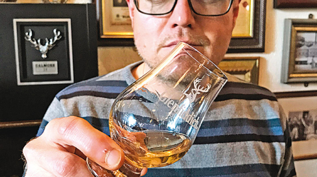 Whisky se zhodnotí pohledem, zakrouží se s ní ve sklence a po malých doušcích se usrkává. 