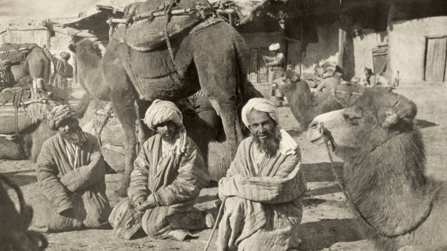 Vůdci karavany odpočívají v karavanseráji (khanu) v Buchaře.