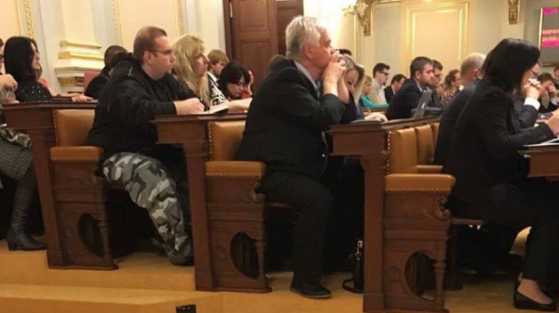 Muž, který přišel do Poslanecké sněmovny ČR v maskáčích, nedal českému národu pár dní spát.
