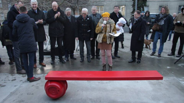 Lavička Ferdinanda Vaňka stojí na Praze 6. Je červená a dlouhá symbolických 1989 milimetrů.