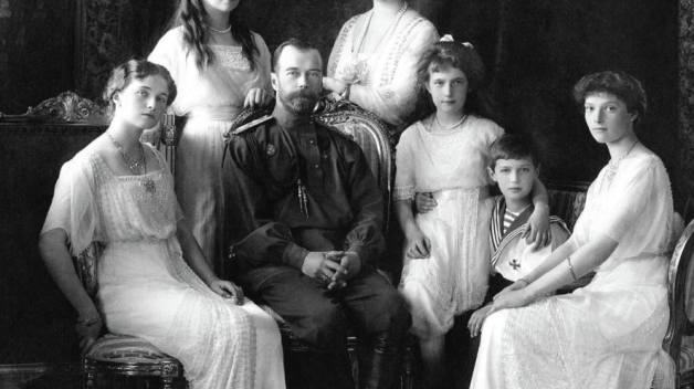 Ruský car Mikuláš II. se svou rodinou. Dnes je tomu přesně 100 let, co byli Romanovci zavražděni bolševiky.