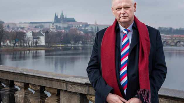 Český vlastenec kandidující na prezidenta v kravatě s ruskou trikolorou. A to je na tom všem ještě to nejnormálnější.