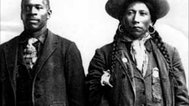I američtí indiáni vlastnili v minulosti černé otroky. Jejich potomci dnes usilují o zrovnoprávnění.