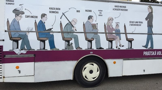 Česká pirátská strana pro kontaktní kampaň zvolila netradiční dopravní prostředek - vyřazený vězeňský autobus s podobiznami politiků.