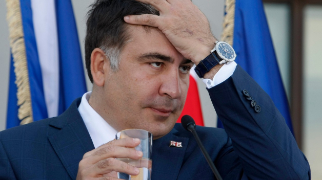 Gruzínský exprezident Michail Saakašvili má problém. Doma v Gruzii je trestně stíhán, Ukrajina ho zbavila občanství a hodlá ho vydat spravedlnosti a on tak bude nejspíše muset žádat o azyl v USA.