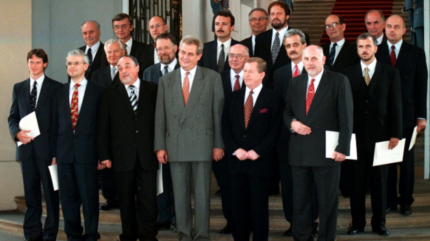 Vláda Miloše Zemana vzniklá na základě opoziční smlouvy v roce 1998 je doposud jedinou vládou, která dokázala přežít celé čtyřleté volební období.