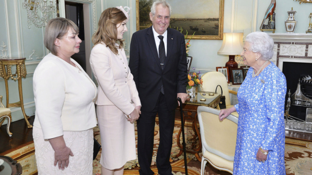 Česká první rodina, včetně nezbedné ratolesti Kateřiny, na návštěvě u britské královny.