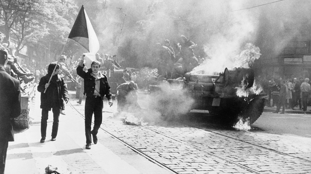 Hořící sovětský tank v ulicích Prahy.
