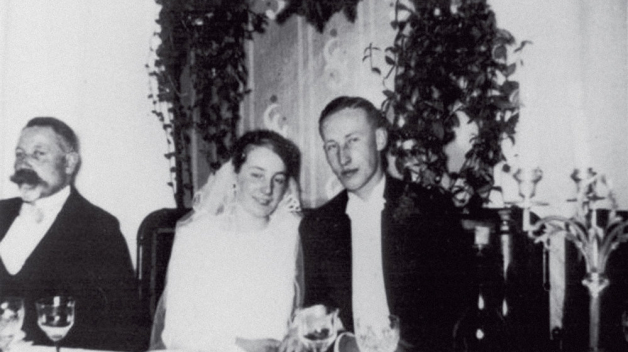 Lina a Reinhard se seznámili na plese a hned věděli, že spolu dokážou velké nacistické věci. Lina a Reinhard se seznámili na plese a hned věděli, že spolu dokážou velké nacistické věci.