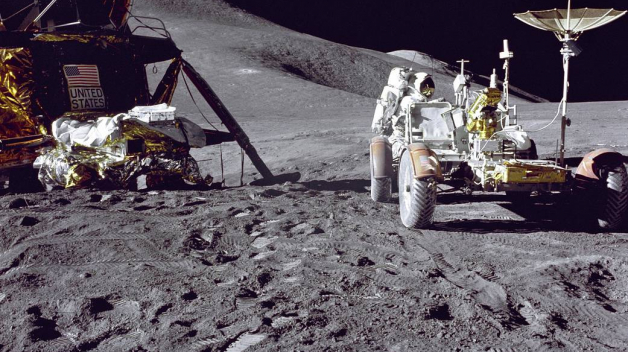Pilot lunárního vozítka James Irwin nakládá Rover vybavením. 