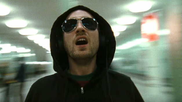 Berlin Calling z roku 2008 sleduje DJ Ickaruse a jeho holku Mathildu na turné. On kvůli drogám skončí sice na psychině, ale začne znovu skládat hudbu.