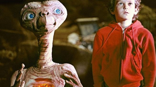 E.T. - Mimozemšťan je snímek od filmařského mistra Stevena Spielberga. Vypráví o roztomilém mimozemšťanovi, který nestihne odletět domů a nachází úkryt u desetiletého Elliota.