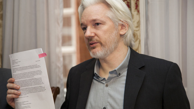 Julian Assange je australský vydavatel a internetový aktivista. 