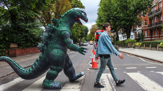 Stejnou cestou kráčeli i Beatles, teď se po přechodu na Abbey Road díky Photoshopu prošla japonská nestvůra.