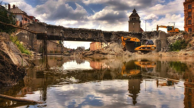 Morava v Oloumoci skoro bez vody. Čas zbourat most.