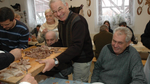 Díky médiím se dozvíte o téměř každém kroku Miloše Zemana. Vlastně i o každém snězeném jídle, které měl.