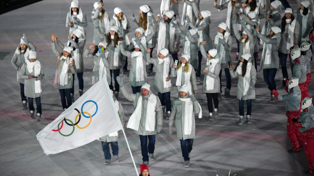 Ruští sportovci museli po dopingovém skandálu na ZOH 2018 nastoupit v neutrálních barvách.