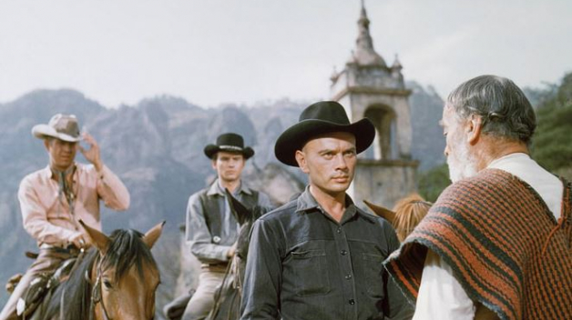 Yul Brynner jako pistolník Chris, což je patrně jeho nejznámější role. Na snímku spolu s ním Steve McQueen, Horst Buchholz a Vladimir Sokoloff. Poslední jmenovaný se také narodil v Sovětském svazu.