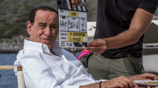 Berlusconiho ztvárnil Sorrentinův dvorní herec Tony Servillo. Maskéři se na něm skutečně vyřádili.