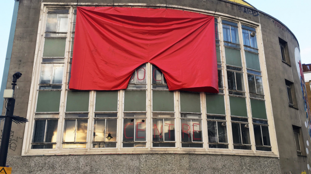 Červené trenky na budově londýnské galerie budou vlát jen do konce července. Pak má být galerie zrušena.