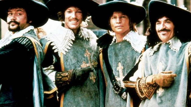 Tři mušketýři a jejich věrný přítel d'Artagnan. Slavné filmové zpracování z roku 1973. Oliver Reed, Richard Chamberlain, Michael York, Frank Finlay.