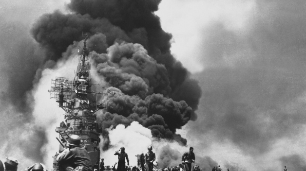 Letadlová loď Námořnictva Spojených států USS Bunker Hill po dvou útocích kamikadze, které následovaly 30 sekund po sobě. Vážně poškozenou loď se podařilo opravit.