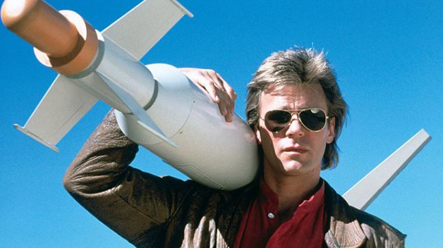 Americký agent MacGyver vynikal neskutečnými schopnostmi - jeho vynálezy z věcí, co jsou zrovna k dispozici, jsou bizarní a geniální zároveň.