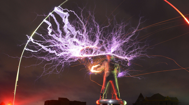 Dálkový přenos energie popsal Nikola Tesla už v roce 1891. Teď se na tomto principu budou dobíjet telefony