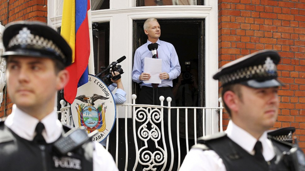 Dnes je Julian Assange nejznámějším whistleblowerem nuceným žít jako azylant na ekvádorské ambasádě. Jeho životní příběh je fascinující.