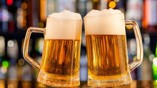 Nárazově pije alkohol 25 procent Čechů a 9,2 procent Češek.