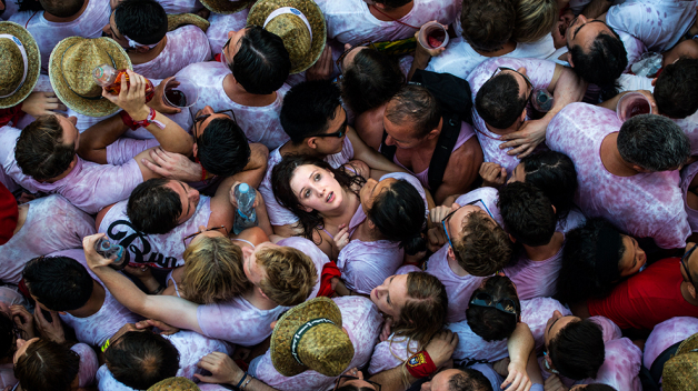 "Pro diváky je na ulicích při zahájení festivalu San Fermin v Pamploně dost těsno. Útěku před býky se tu každoročně účastní desítky tisíc lidí."