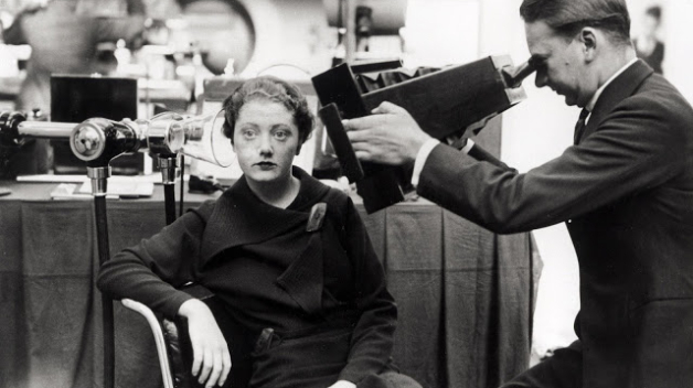 Rentgenování hlavy mladé ženy pomocí nového aparátu v Londýně roku 1934. Přístroj se stával dostupnějším, přenosnějším a mohl být tudíž používán prakticky kdekoliv