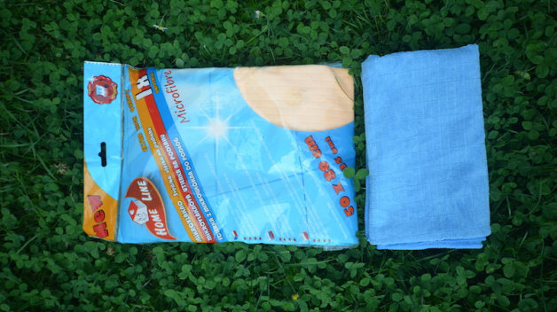 Mikrovláknový hadr na podlahu (vlevo nerozbalený růžový, vpravo rozbalený modrý). V Česku stojí asi 50 Kč, tedy asi desetkrát méně, než outdoorový ručník.